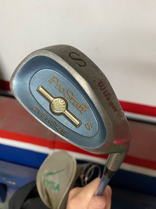 Bolsa de golf con varios palos sueltos