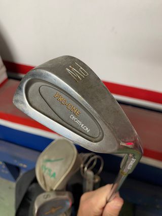 Bolsa de golf con varios palos sueltos