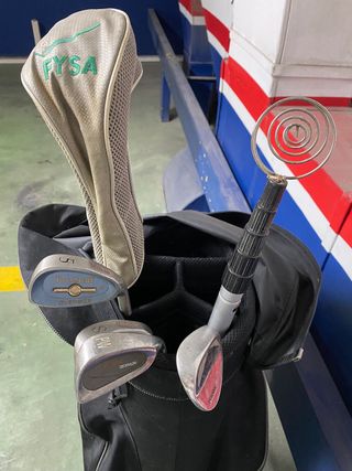 Bolsa de golf con varios palos sueltos