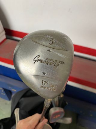 Bolsa de golf con varios palos sueltos