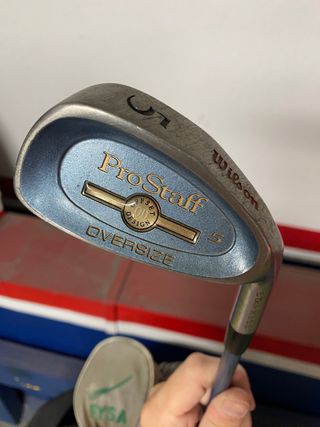 Bolsa de golf con varios palos sueltos
