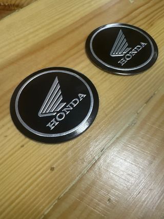 2 emblemas Honda: logos metalicos