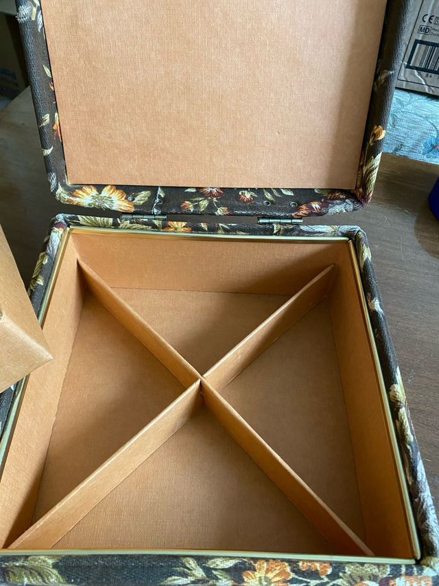 Costurero antiguo de madera