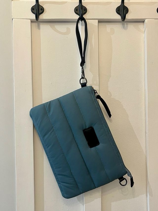 Bolso bandolera o tipo clutch azul acolchado.