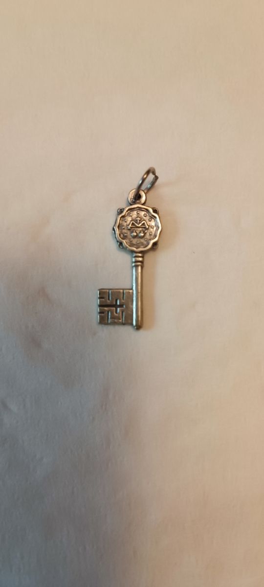 Colgante de plata llave