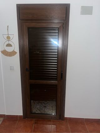 Puerta con persiana integrada