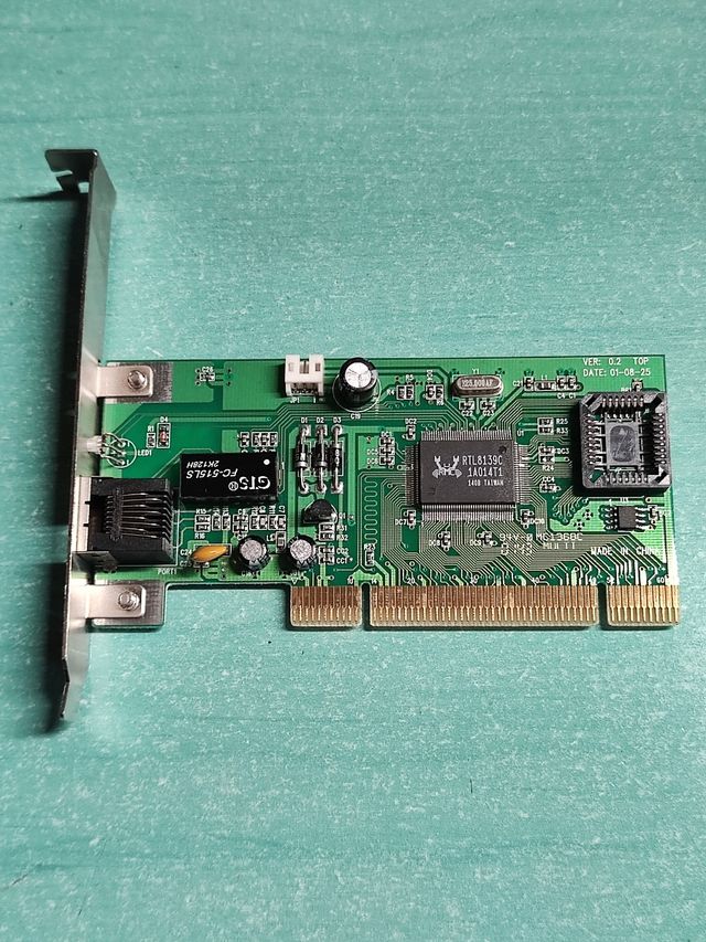Tarjeta red Ethernet Realtek 10/100 Mbps PCI.