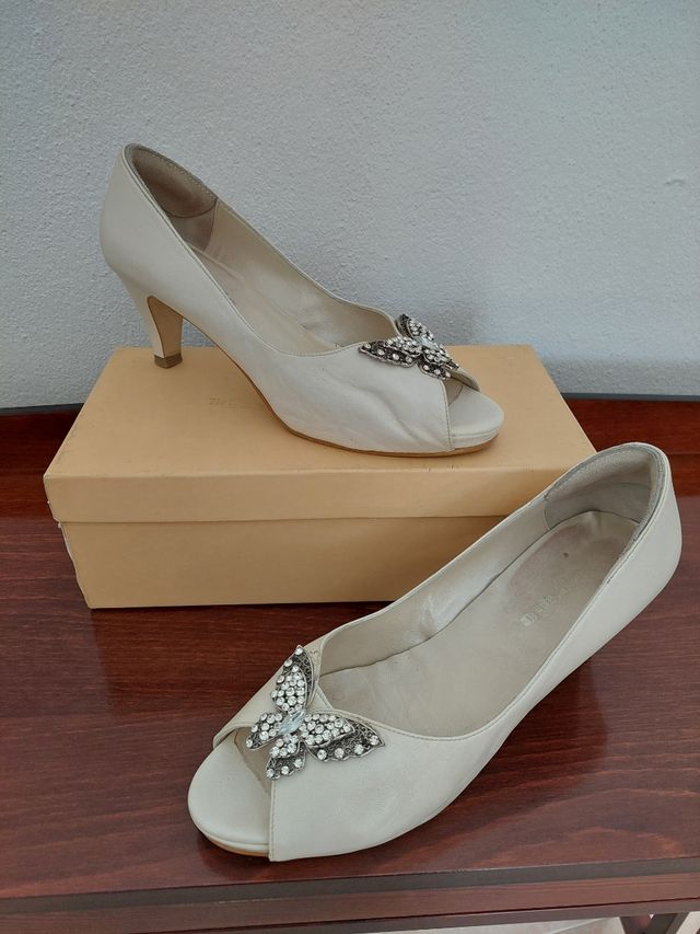 Zapatos peep toe blancos, detalle mariposa