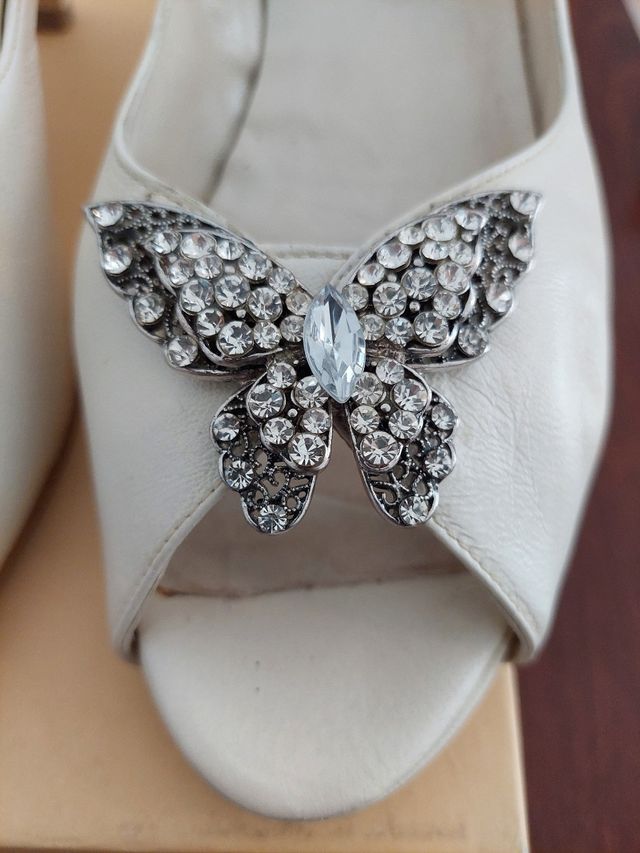 Zapatos peep toe blancos, detalle mariposa