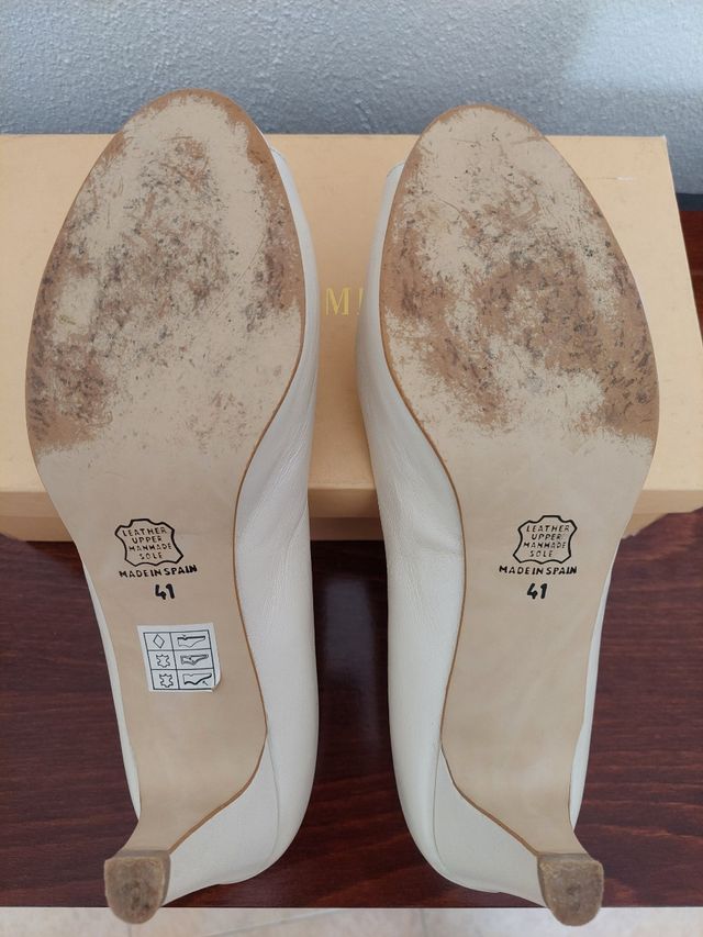 Zapatos peep toe blancos, detalle mariposa