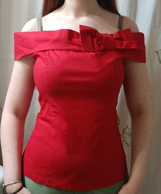 Blusa roja hombros descubiertos
