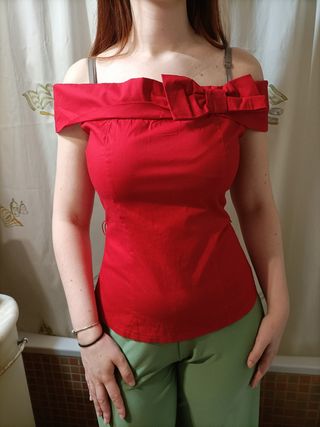 Blusa roja hombros descubiertos