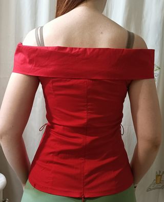 Blusa roja hombros descubiertos