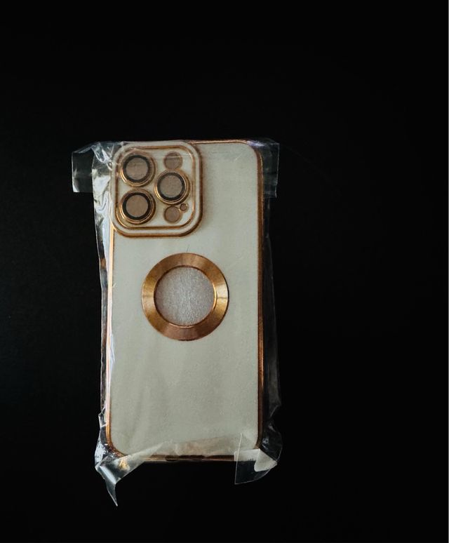 Funda iPhone 15 Pro Max dorada