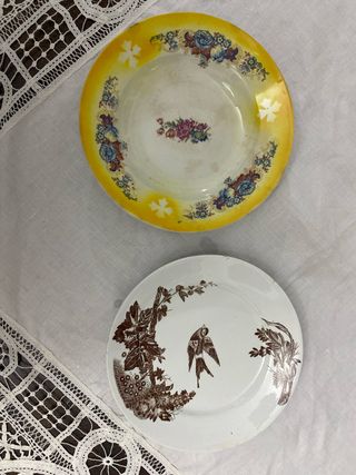 2 Platos antiguos pintados a mano