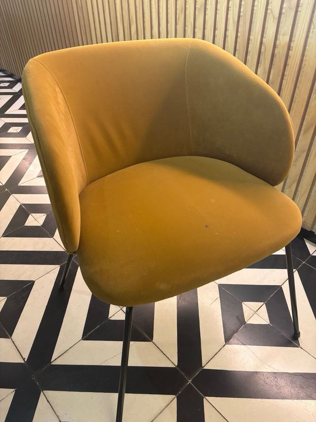 2 Sillas terciopelo mostaza