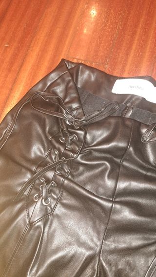 Pantalón efecto piel negro