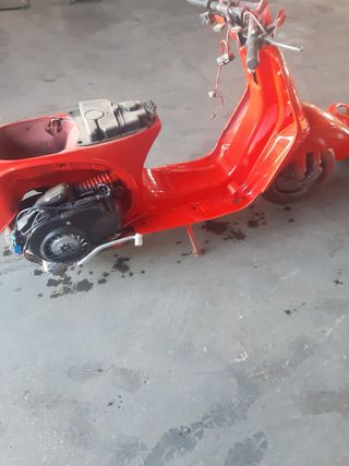 Vespa P200 Cosa roja