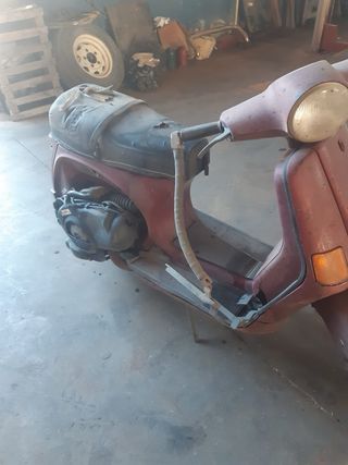 Vespa P200 Cosa roja