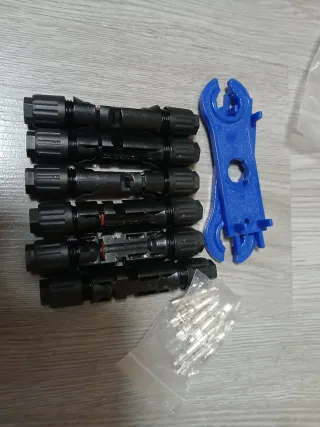 Caja y conectores y cables para panel solar