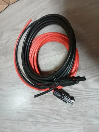 Caja y conectores y cables para panel solar