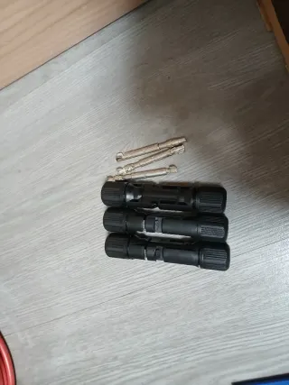 Caja y conectores y cables para panel solar