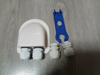 Caja y conectores y cables para panel solar