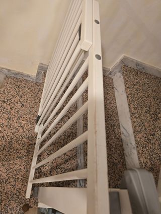 Barrera escalera bebé geuther de madera blanca