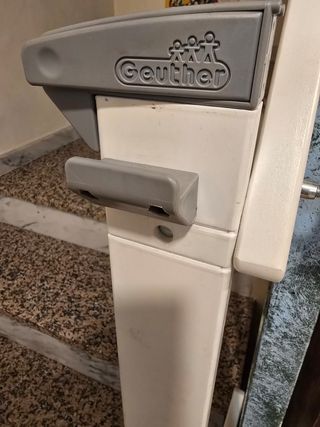 Barrera escalera bebé geuther de madera blanca