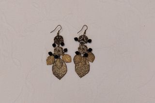 Pendientes largos dorados con hojas