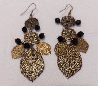Pendientes largos dorados con hojas