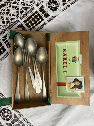 Cubiertos de alpaca antiguos en caja Kareli