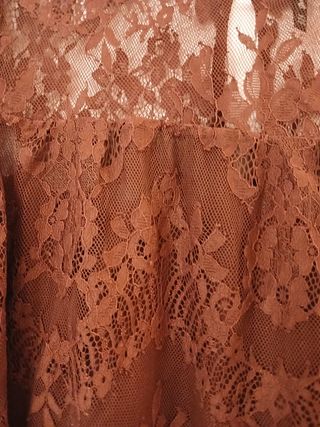Blusa roja de encaje
