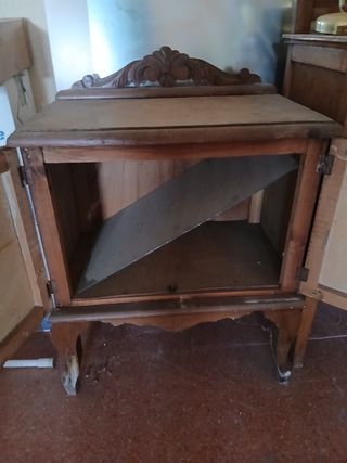 Mesitas de noche antiguas.