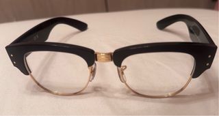 Gafas Ray-Ban cuadradas, negras y doradas