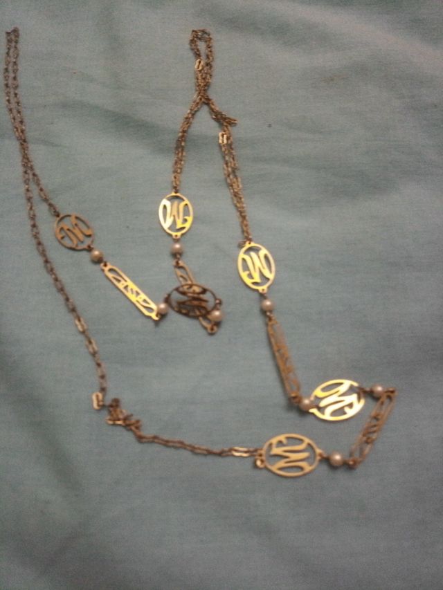 Colgante dorado con perlas