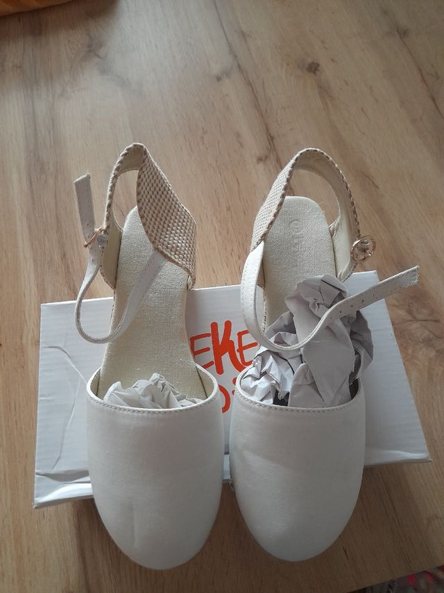 Alpargatas blancas y beige