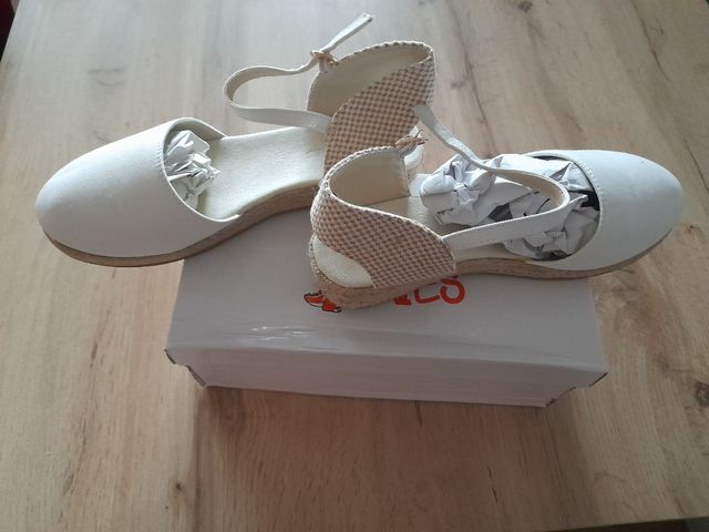 Alpargatas blancas y beige