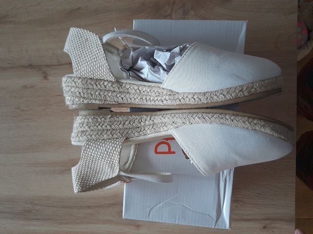 Alpargatas blancas y beige