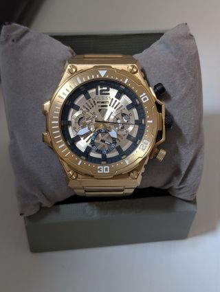 Reloj Guess dorado 