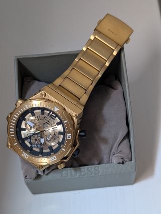 Reloj Guess dorado 