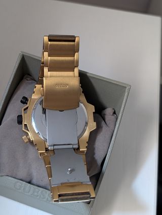 Reloj Guess dorado 