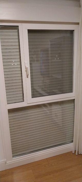 Ventana aluminio blanco con persiana