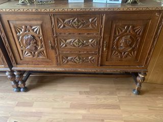 Mueble tallado estilo vasco