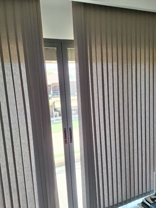 Cortinas estores verticales - Marron.