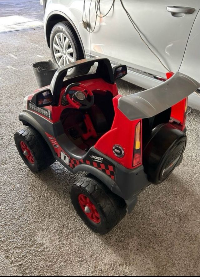 Coche eléctrico infantil Feber Challenger