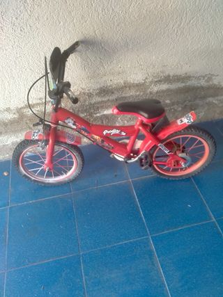 Bicicleta roja infantil