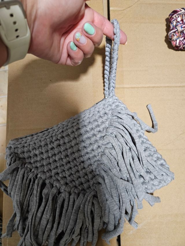 Bolso mano tejido gris