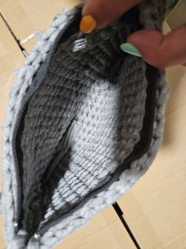 Bolso mano tejido gris
