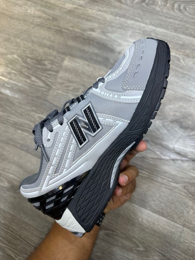 New Balance 1906R - Gris y Negro
